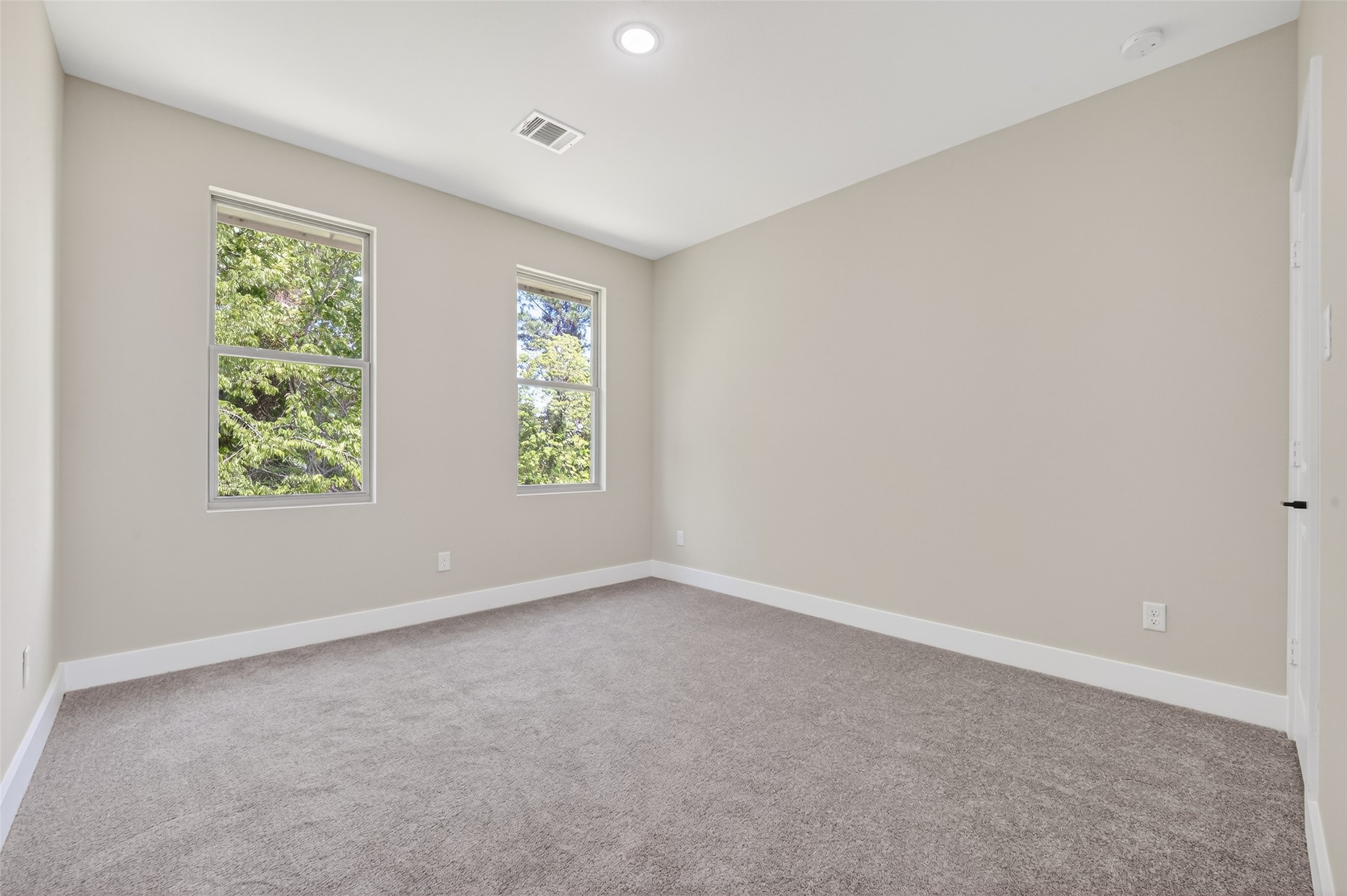 4902 Wunder Way Houston, TX 77069 - Photo 26 of 41 an empty room with windows