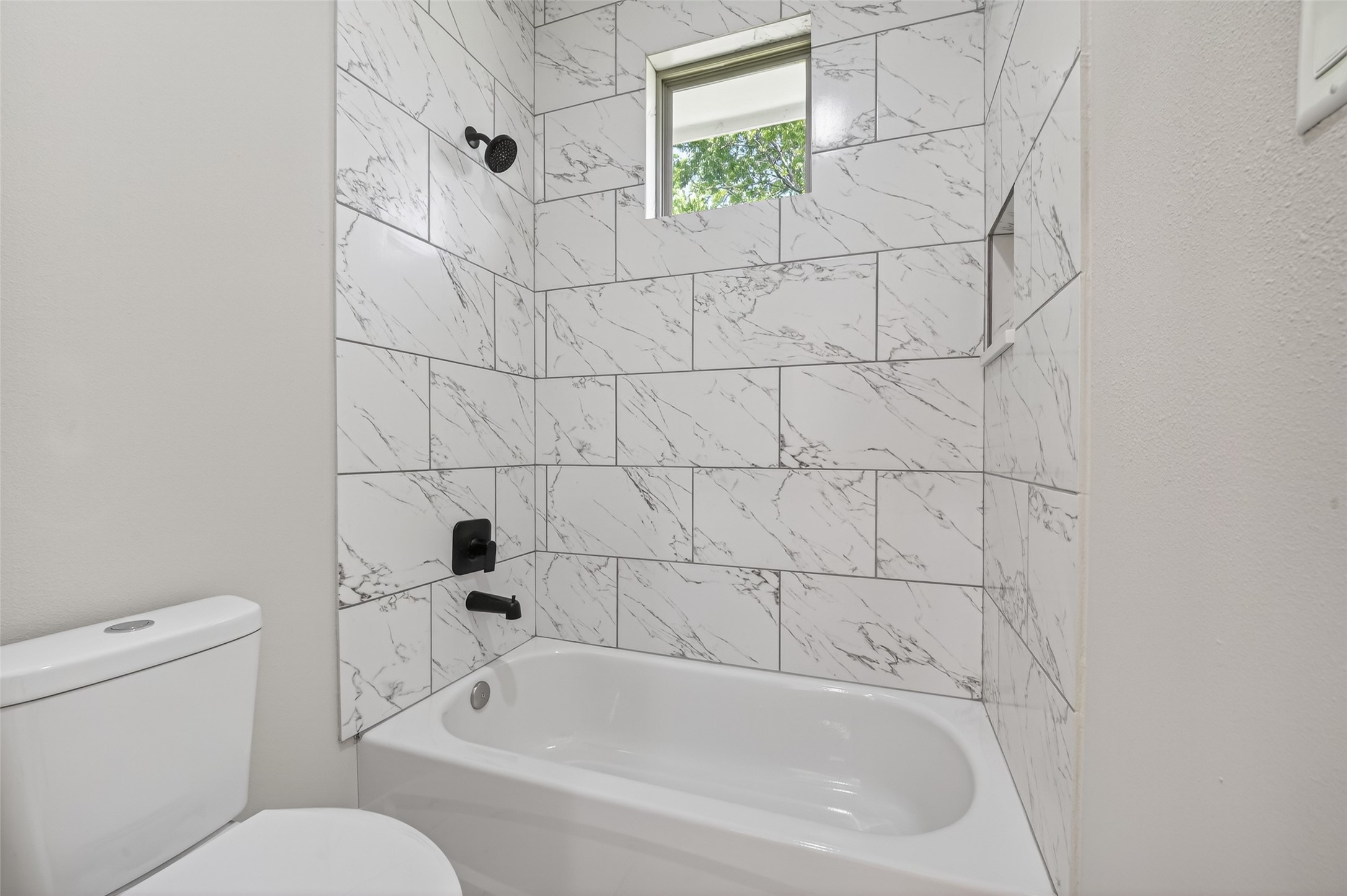 4902 Wunder Way Houston, TX 77069 - Photo 29 of 41 a bathroom with a bathtub and toilet