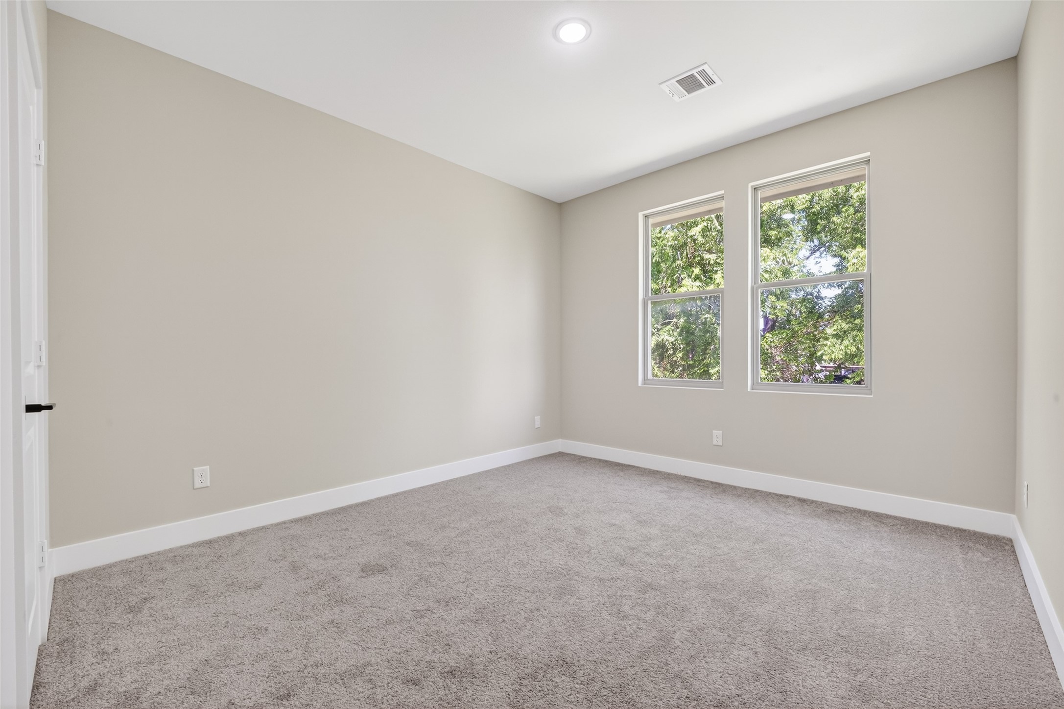 4902 Wunder Way Houston, TX 77069 - Photo 31 of 41 an empty room with a window