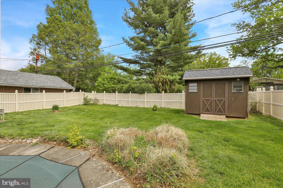 27 Woodland Road Reading, PA 19610 - Photo 29 of 34 a backyard of a house with table and chairs