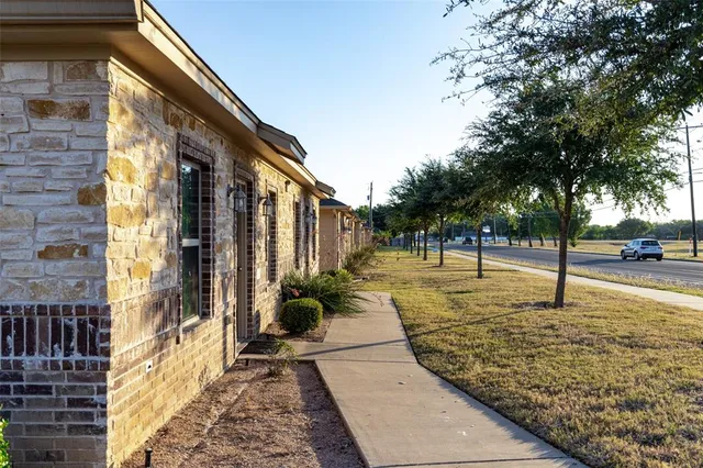 a view of a pathway with a pathway
