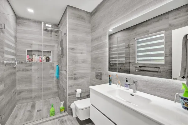 a en suite bathroom with sink and mirror