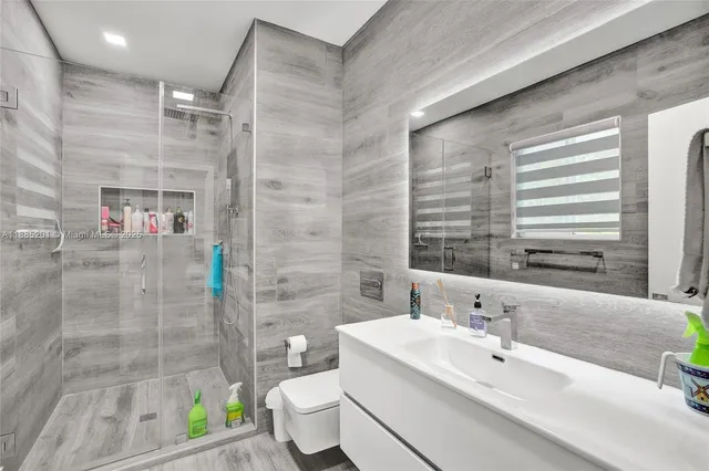 a en suite bathroom with sink and mirror
