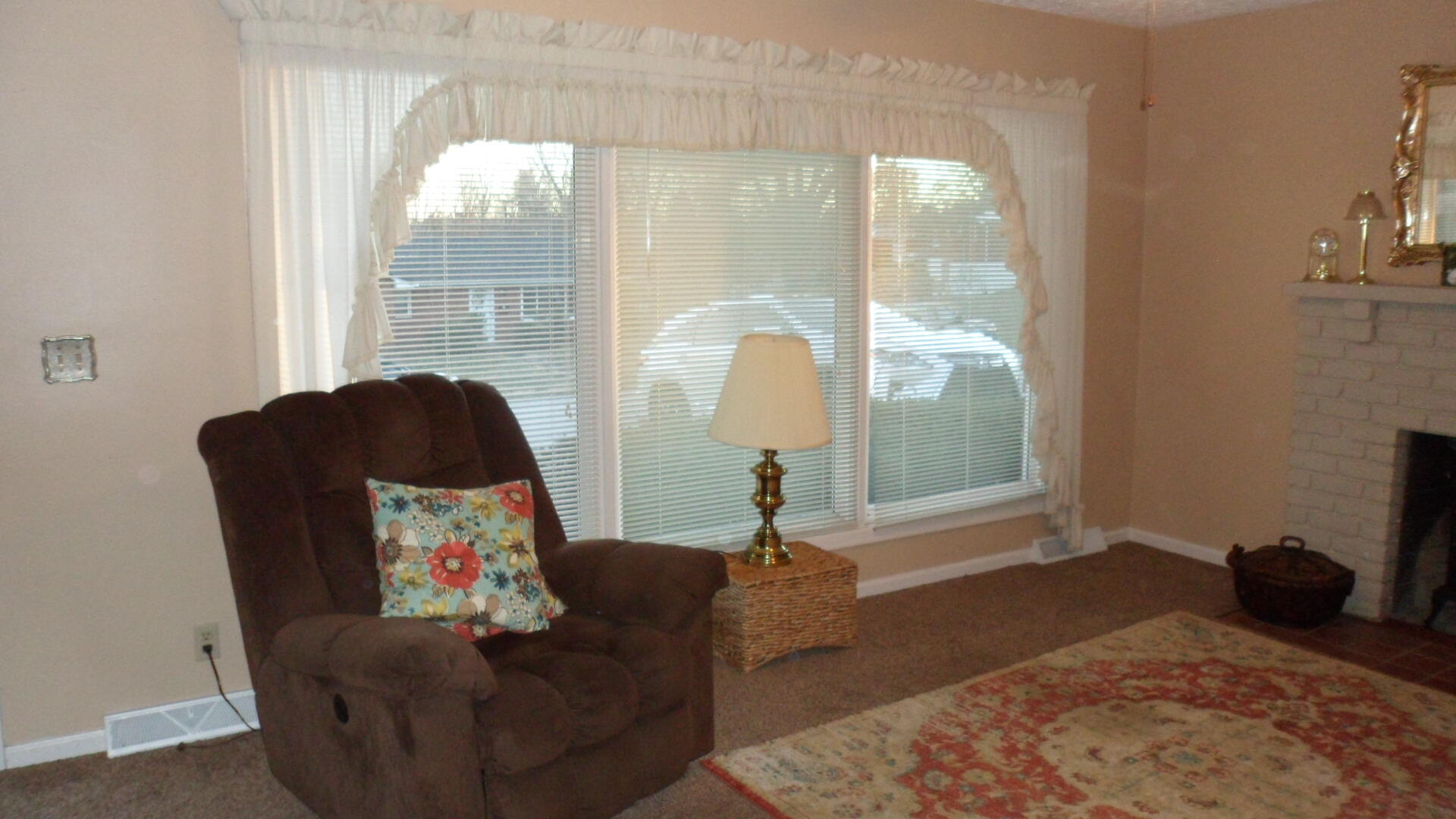 548 Aztec Trail Frankfort, KY 40601 - Photo 5 of 17 living room
