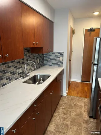 $2,350 | 148 Undercliff Avenue, Unit 4, Edgewater, NJ 07020