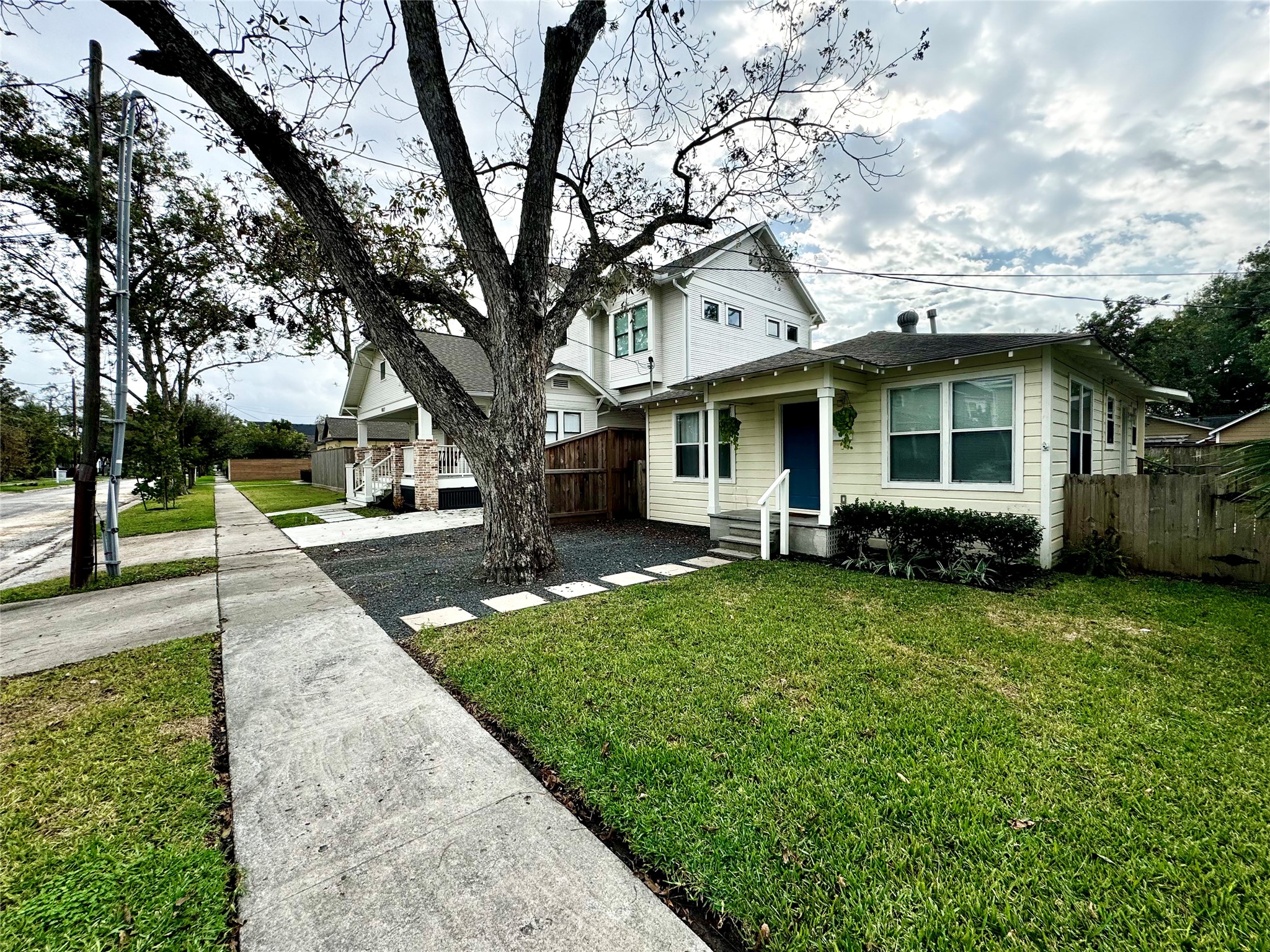1035 Louise Street Houston, TX 77009 - Photo 2 of 28 Welcome HOME to cute East Sunset Heights! Nice sidewalked street and big trees!