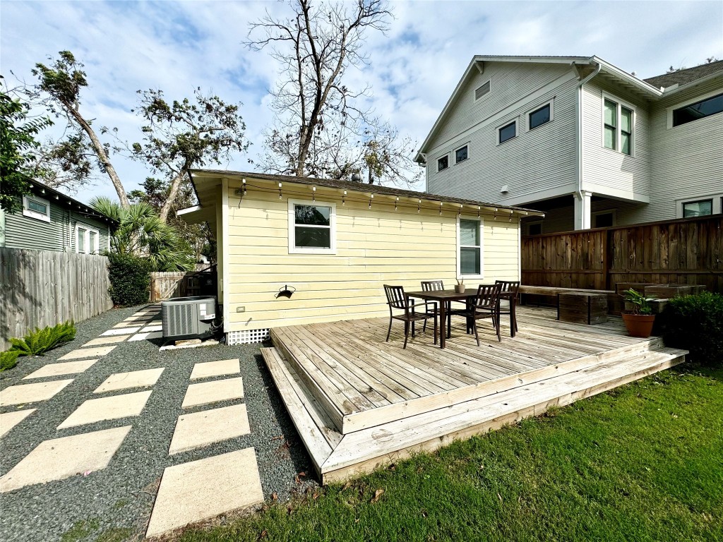 1035 Louise Street Houston, TX 77009 - Photo 21 of 28 a view of a dinning table and chairs in patio