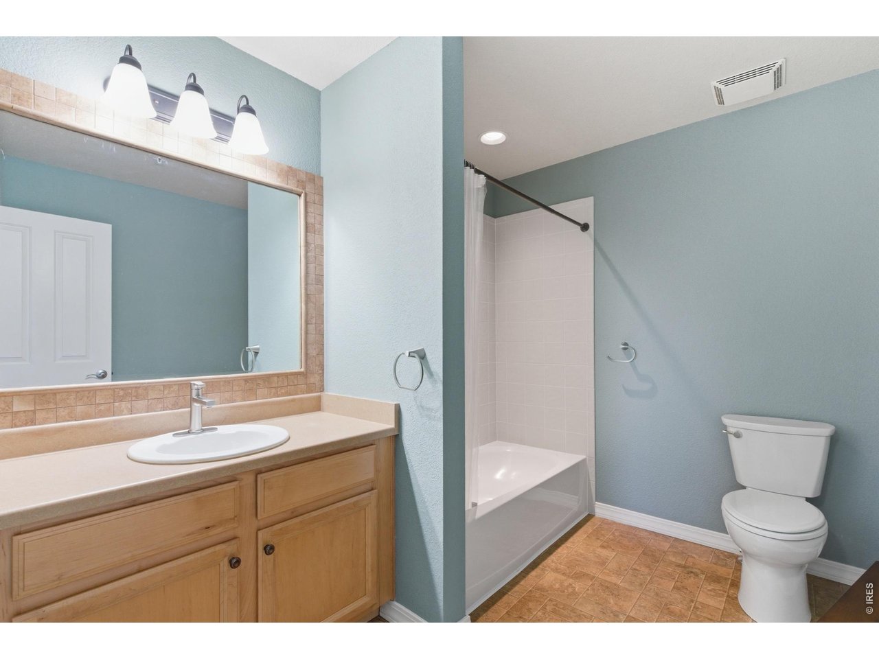 2133 Krisron Road, Unit E302 Fort Collins, CO 80525 - Photo 10 of 18 Hall / guest bathroom