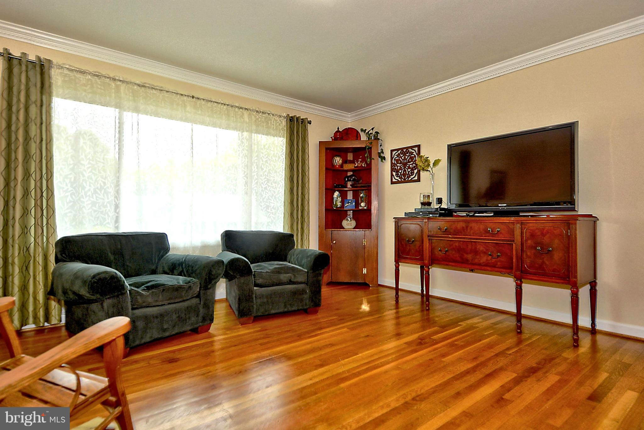 13414 Kingsman Road Woodbridge, VA 22193 - Photo 5 of 27 Living Room