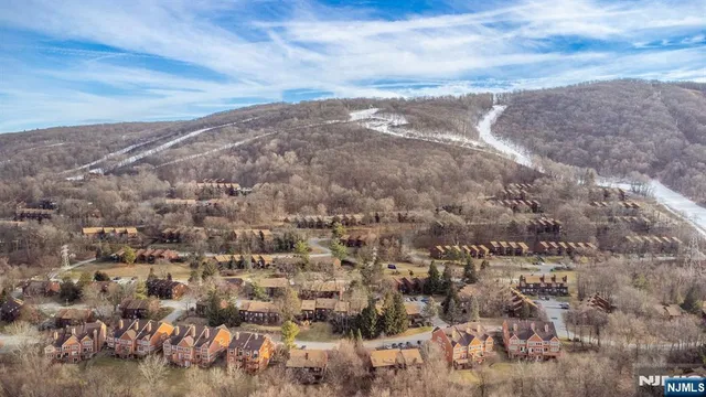 $299,000 | 5 Wimbledon Drive, Unit 2, Vernon, NJ 07462