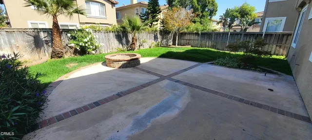 a view of a back yard