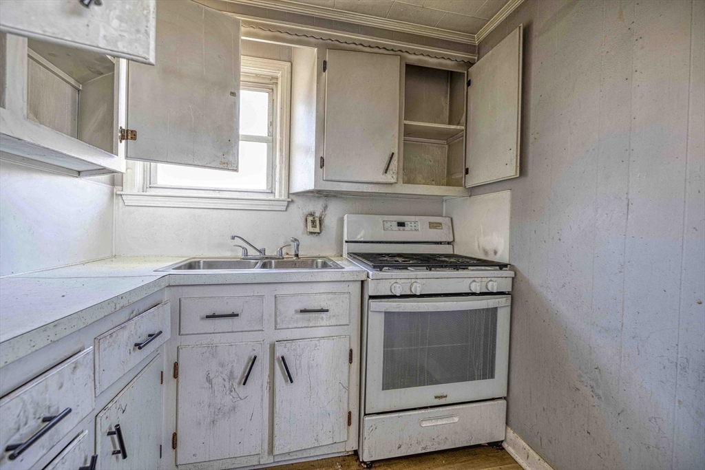 135 Snell Street Fall River, MA 02721 - Photo 5 of 33