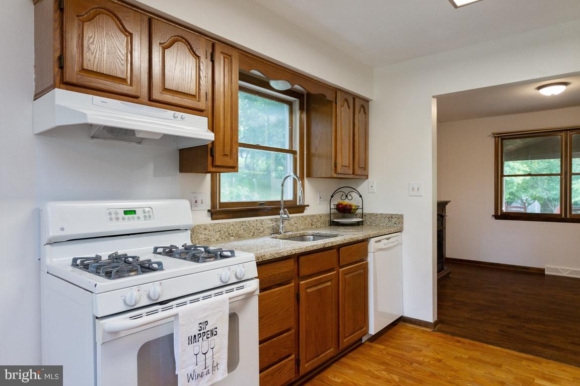 4146 Louisville Road Finksburg, MD 21048 - Photo 4 of 32 Gas stove, new countertops
