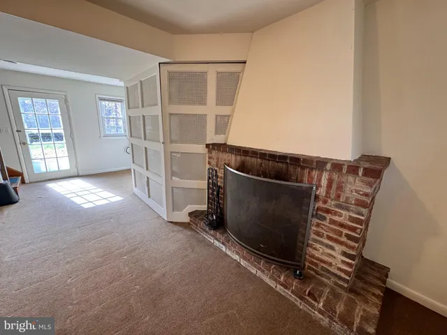 a view of livingroom and hardwood floor