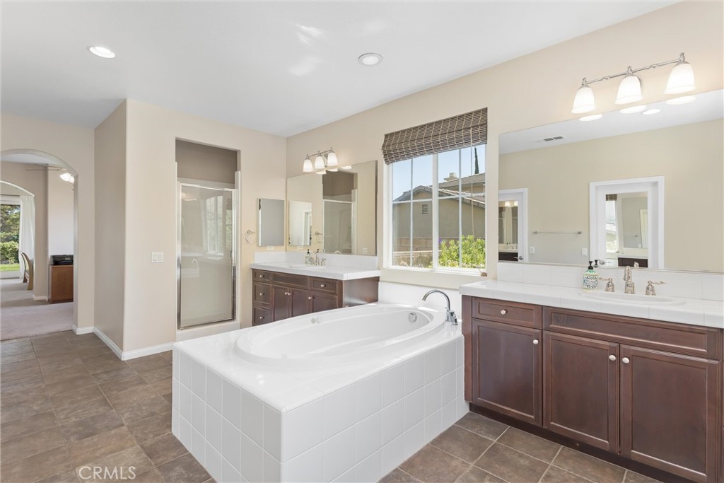 33369 Gold Mountain Road Yucaipa, CA 92399 - Photo 28 of 65 Primary ensuite bathroom