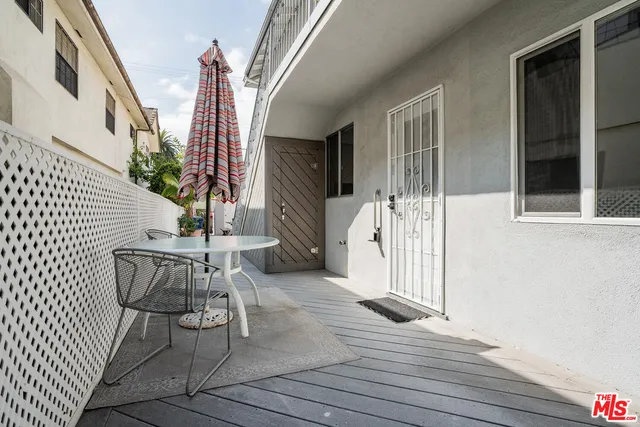 a view of entryway with patio