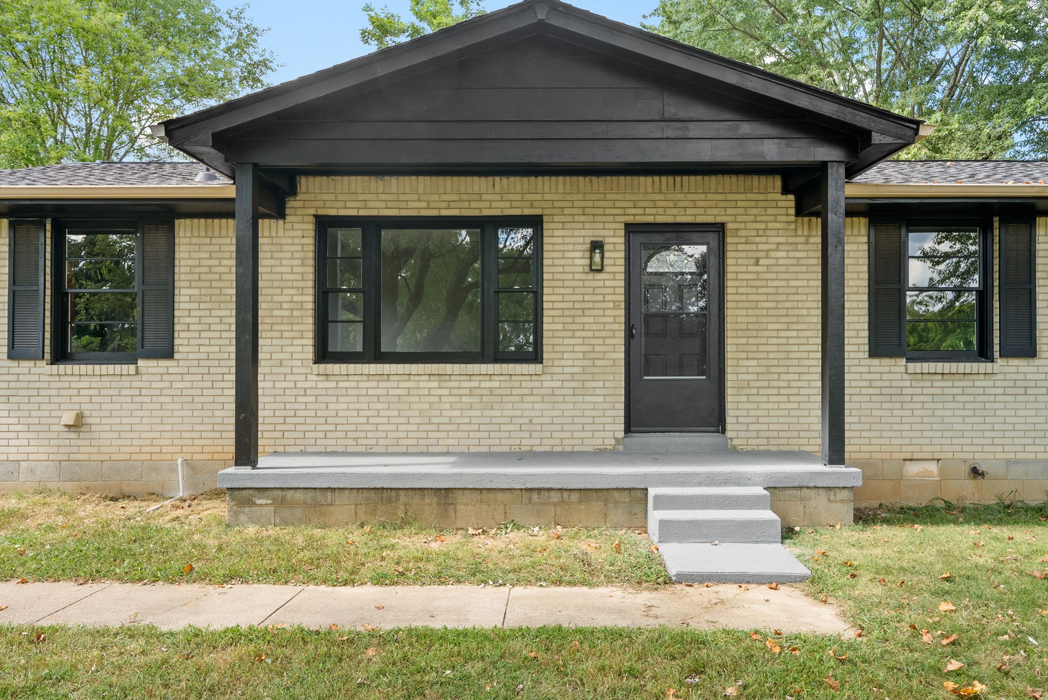 511 Ruby Drive Clarksville, TN 37040 - Photo 2 of 28 a view of brick house with large windows