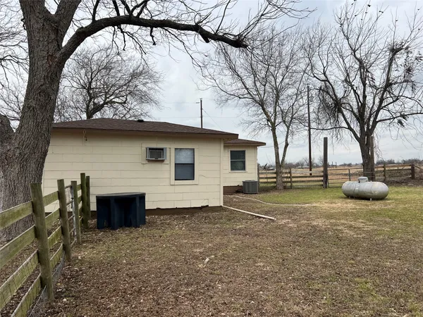 $1,450 | 4651 County Road 417, Taylor, TX 76574