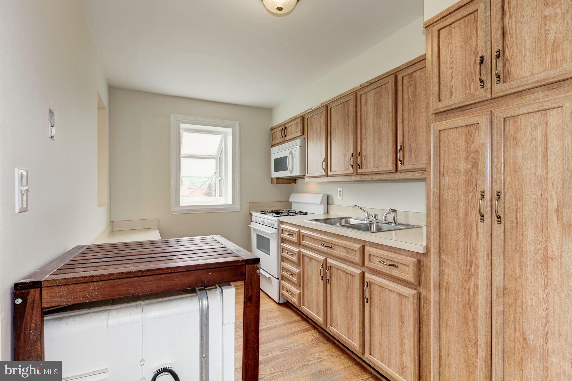 910 Courtney Road Baltimore, MD 21227 - Photo 13 of 30 Kitchen