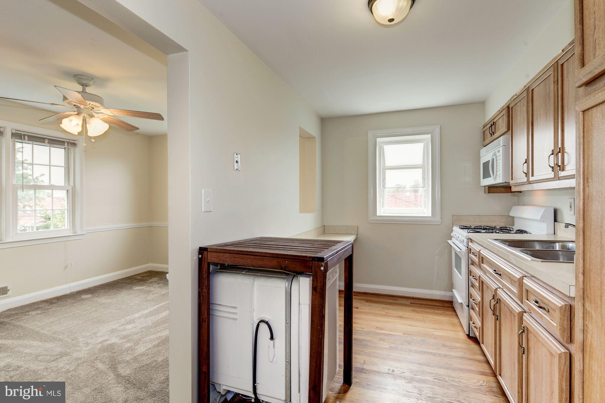 910 Courtney Road Baltimore, MD 21227 - Photo 14 of 30 Kitchen
