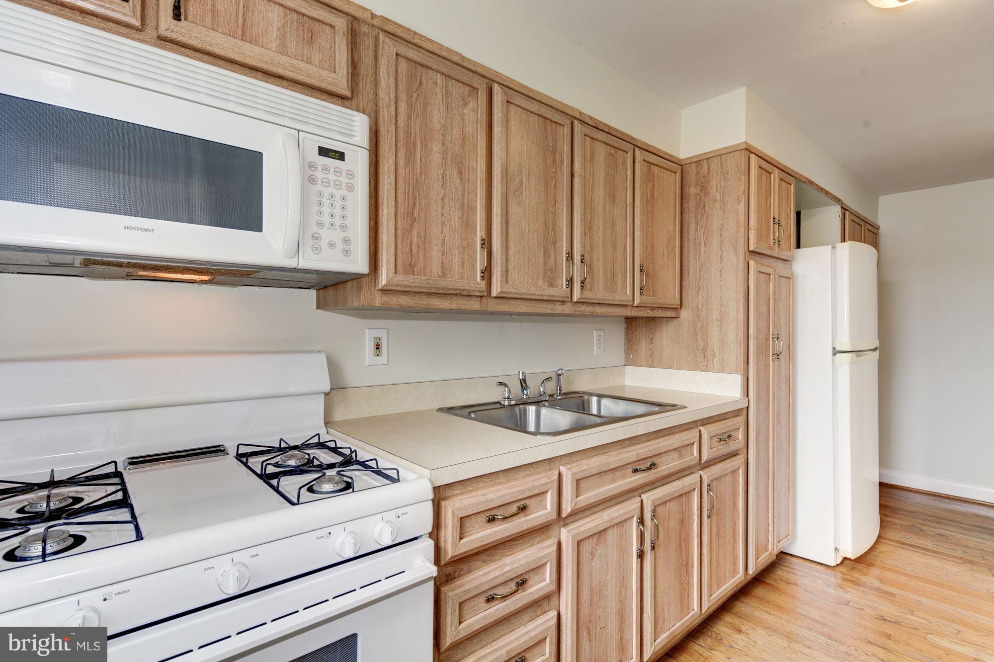 910 Courtney Road Baltimore, MD 21227 - Photo 15 of 30 Kitchen