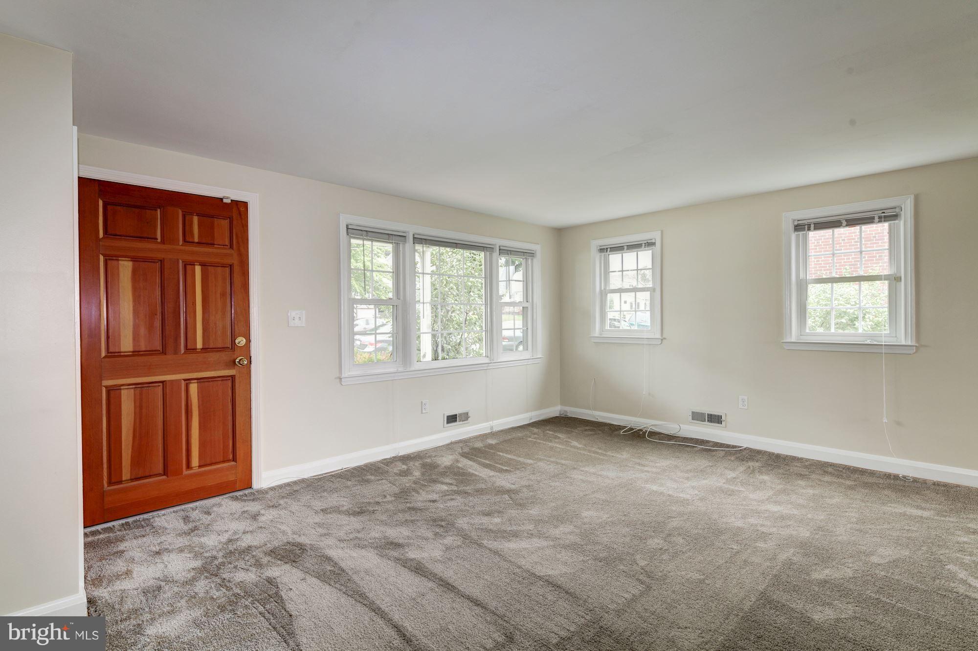 910 Courtney Road Baltimore, MD 21227 - Photo 6 of 30 Living Room