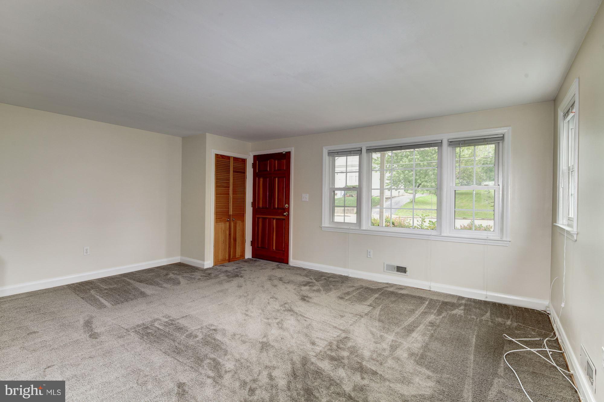 910 Courtney Road Baltimore, MD 21227 - Photo 7 of 30 Living Room