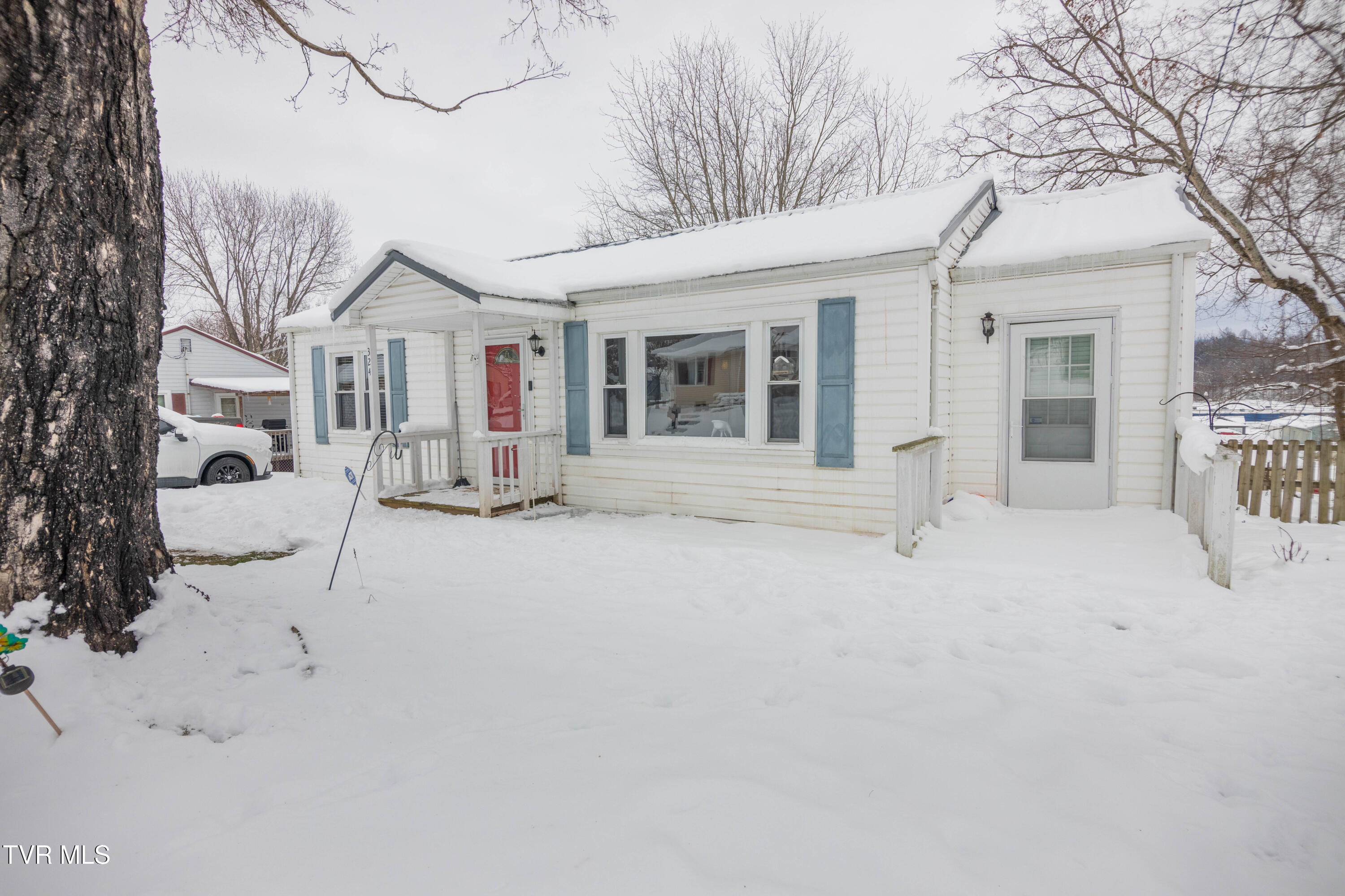 324 Juniper Street Greeneville, TN 37745 - Photo 3 of 21 087A1481-HDR