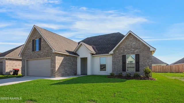 $2,000 | 117 Steep Meadows, Lafayette, LA 70506