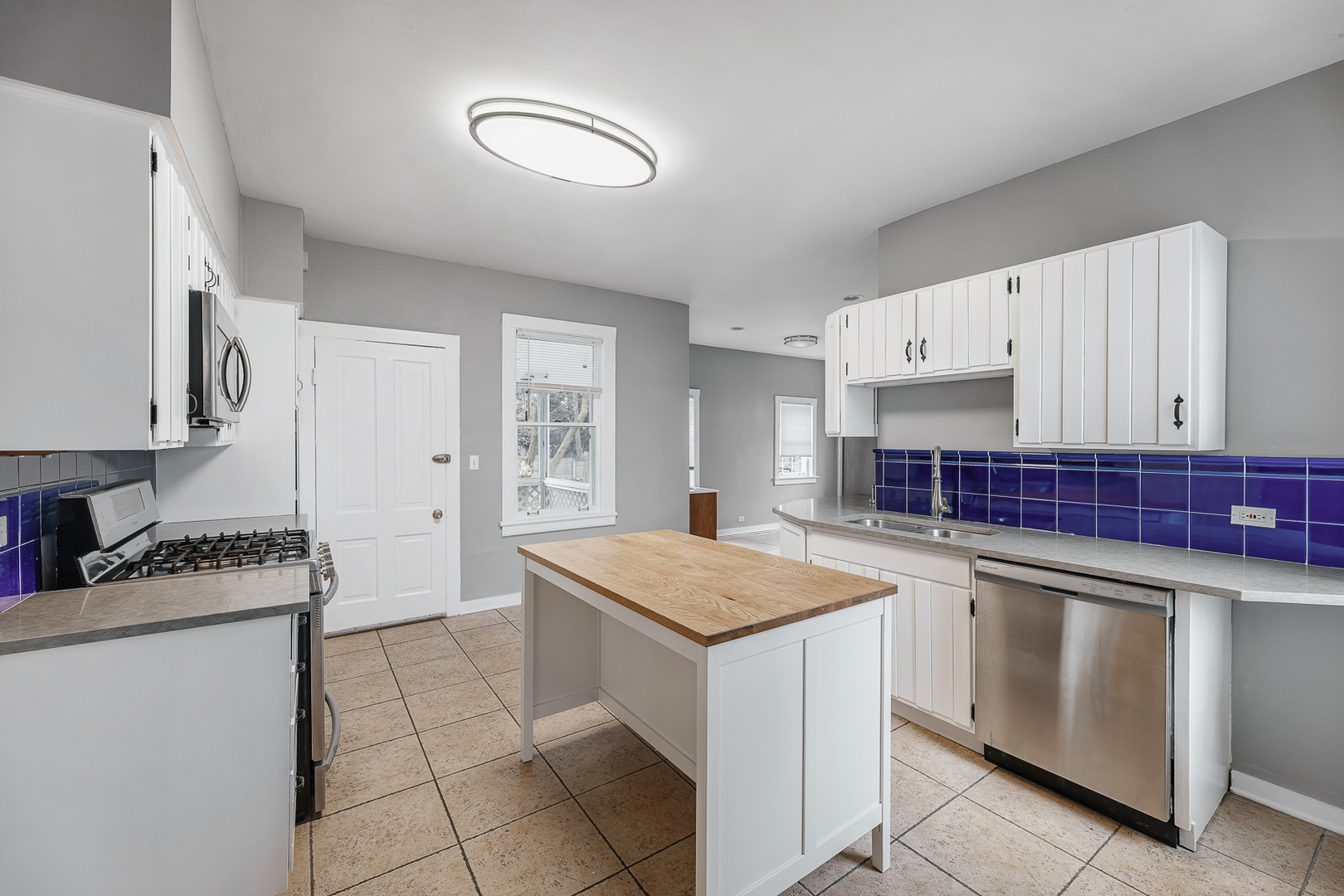 2404 Ridge Avenue Evanston, IL 60201 - Photo 9 of 22 a kitchen that has a sink and a stove in it
