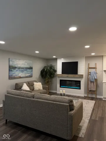 $379,900 | 7118 Mikesell Drive, Indianapolis, IN 46260