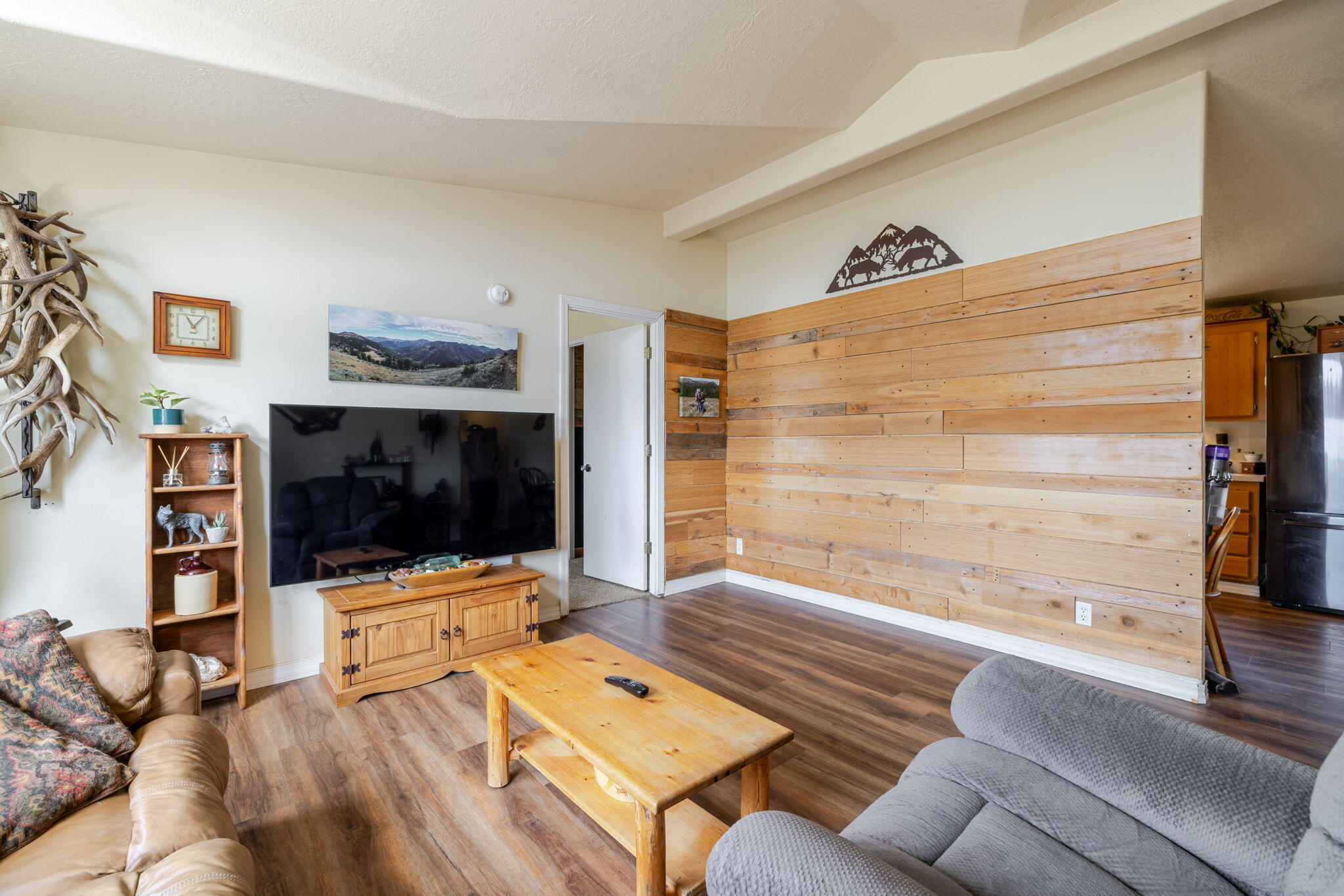 21070 Robin Avenue Bend, OR 97703 - Photo 7 of 62 6-web-or-mls-21070 Robin Avenue Interior