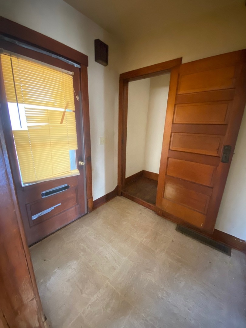 330 West Everett Street Dixon, IL 61021 - Photo 14 of 34 a view of an empty room with a window