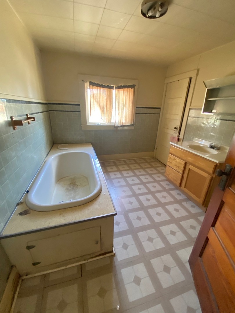 330 West Everett Street Dixon, IL 61021 - Photo 20 of 34 a bathroom with a sink and a mirror