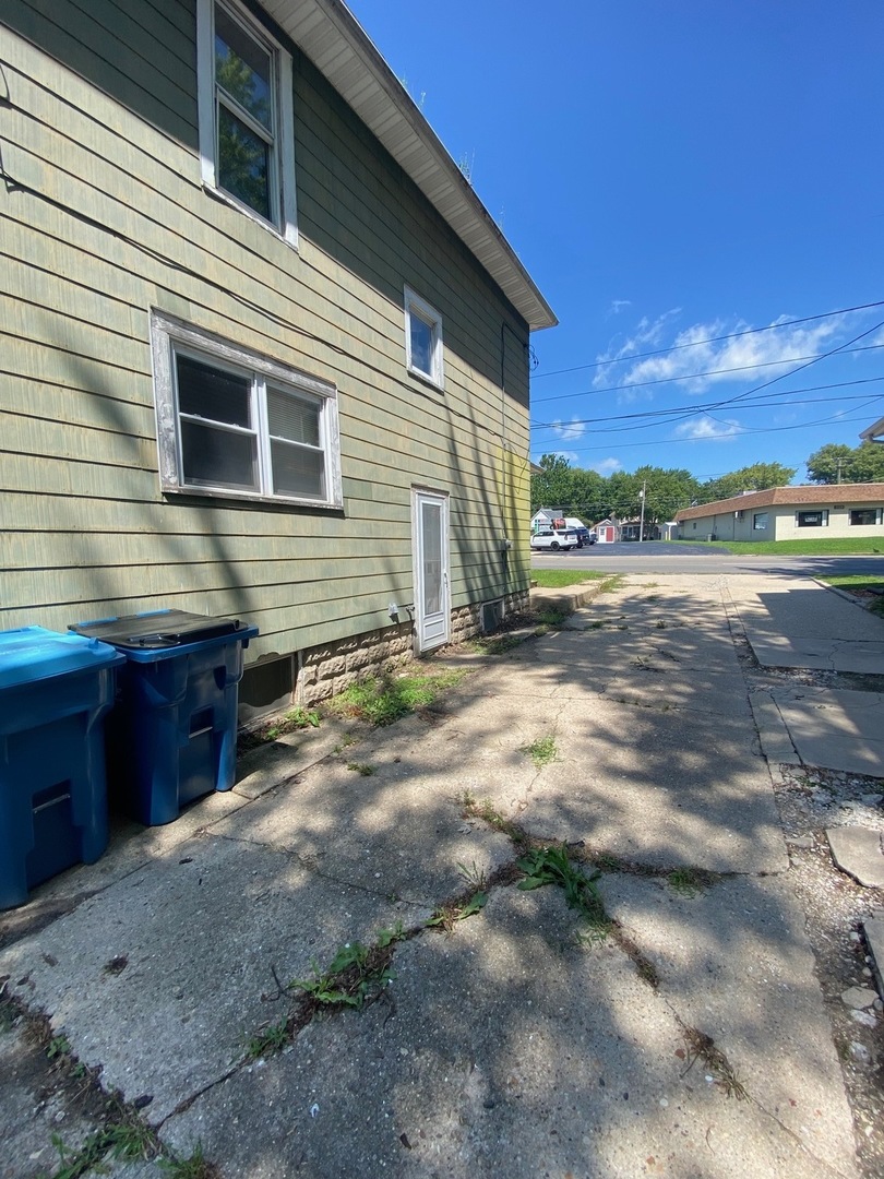 330 West Everett Street Dixon, IL 61021 - Photo 27 of 34 a view of a house with a yard