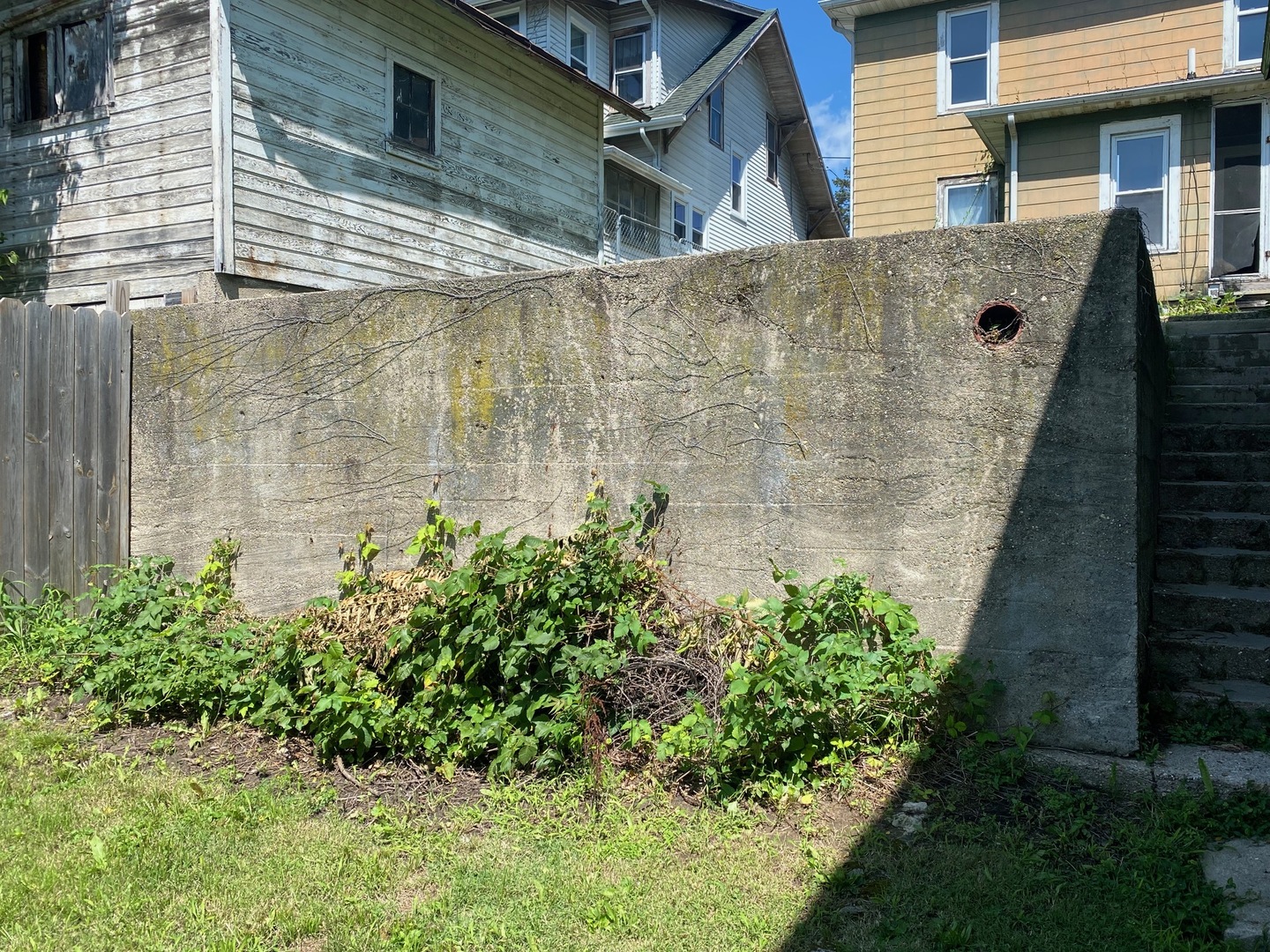 330 West Everett Street Dixon, IL 61021 - Photo 29 of 34 a brick building with a yard