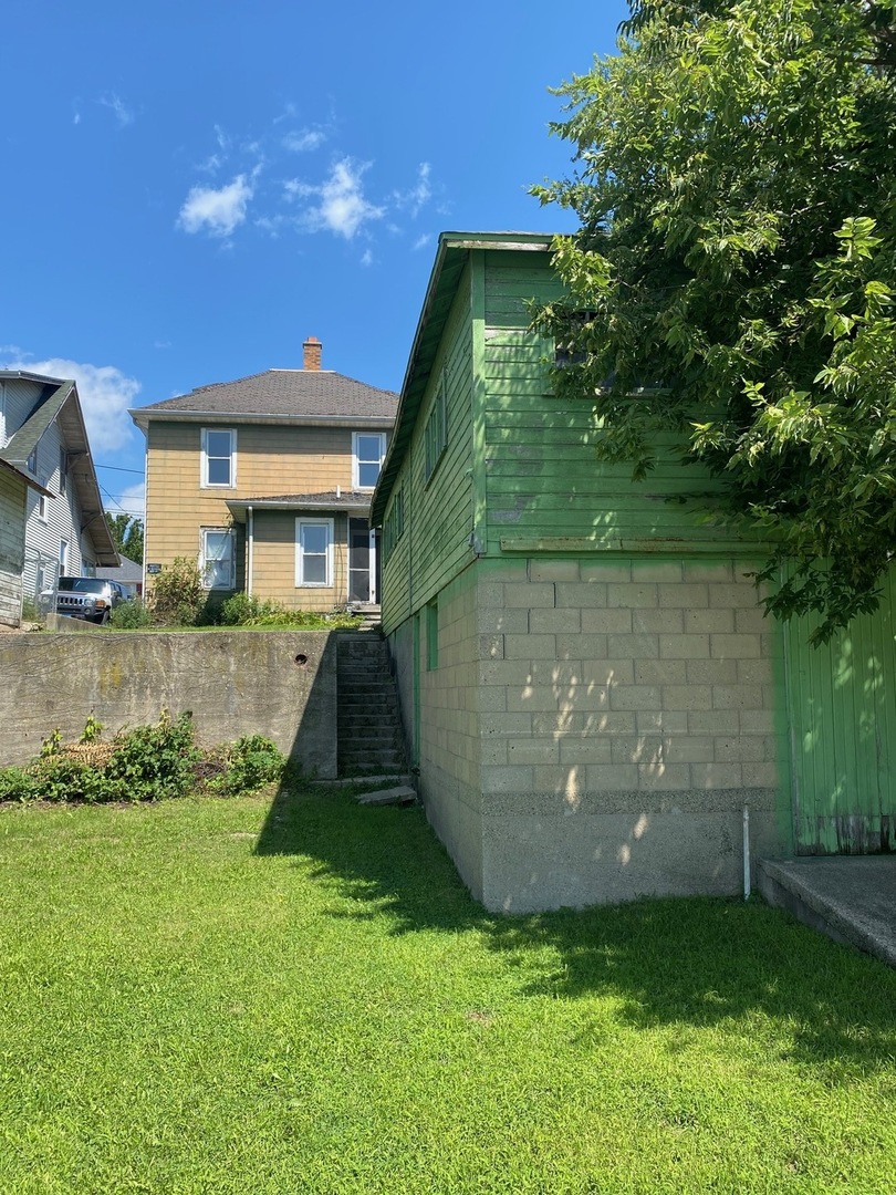 330 West Everett Street Dixon, IL 61021 - Photo 31 of 34 an aerial view of a house