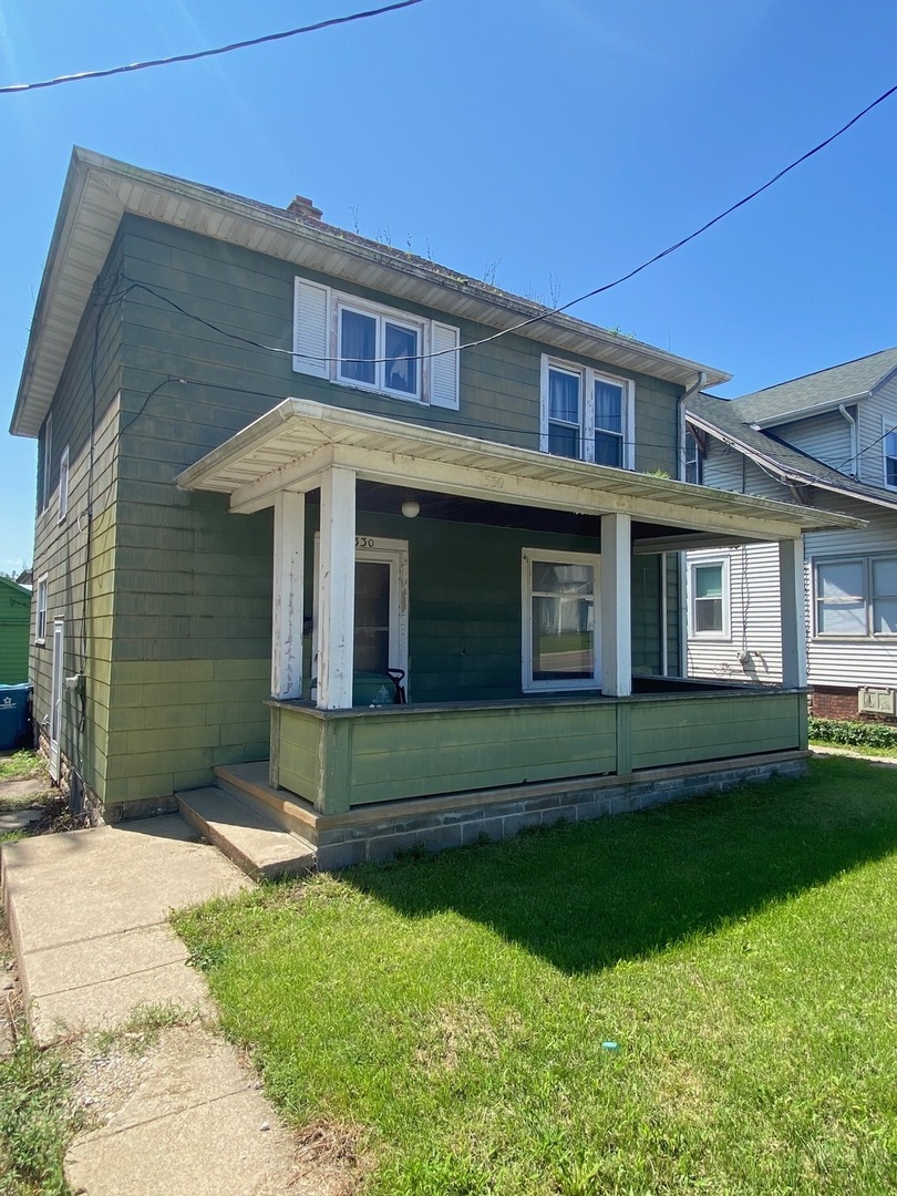 330 West Everett Street Dixon, IL 61021 - Photo 34 of 34 a front view of a house with garden