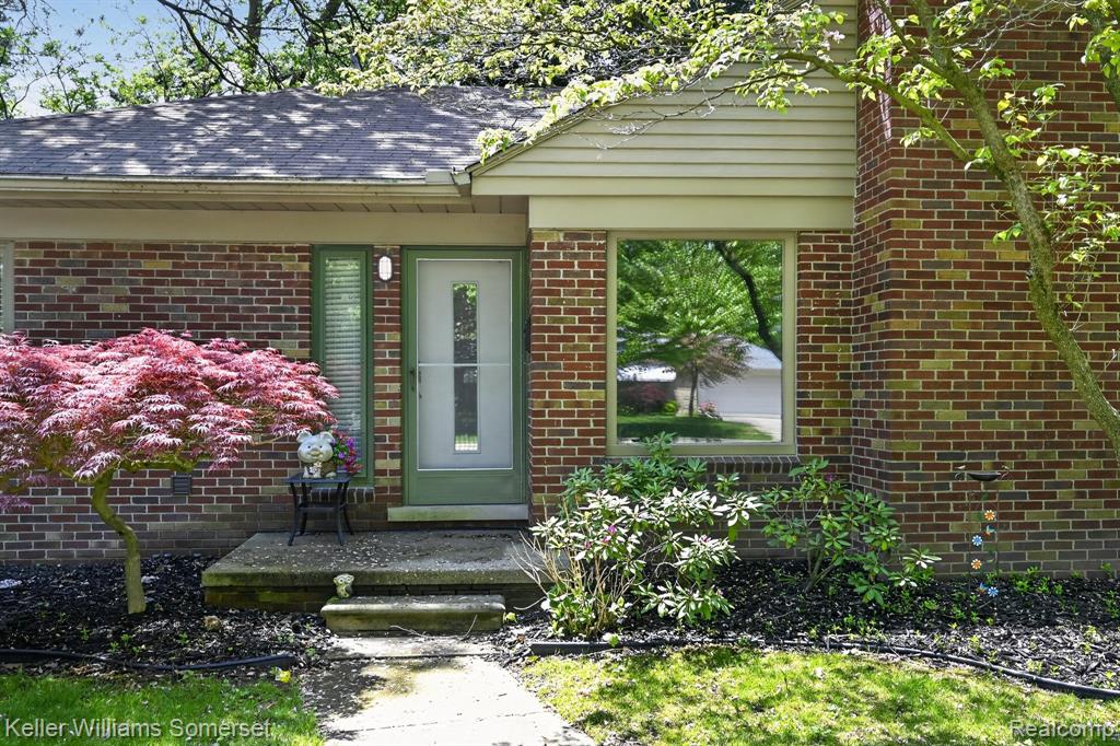 1681 Oxford Road Grosse Pointe, MI 48236 - Photo 3 of 25