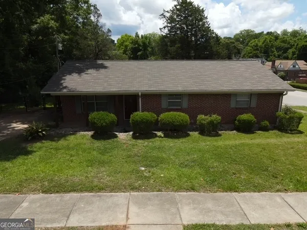 a view of a house with backyard and garden