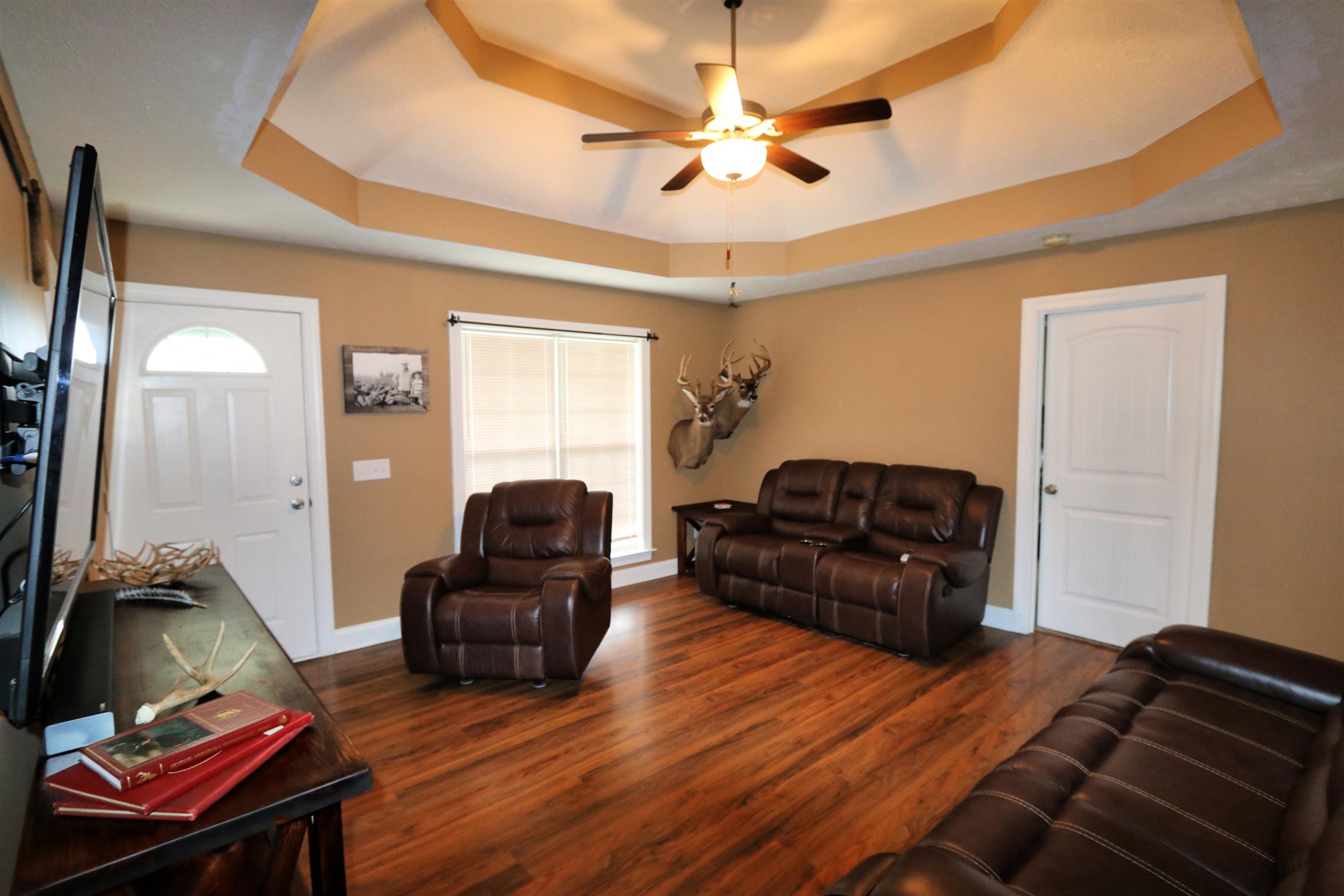5650 Lakeview Road Springfield, TN 37172 - Photo 3 of 14 a living room with furniture and a mirror