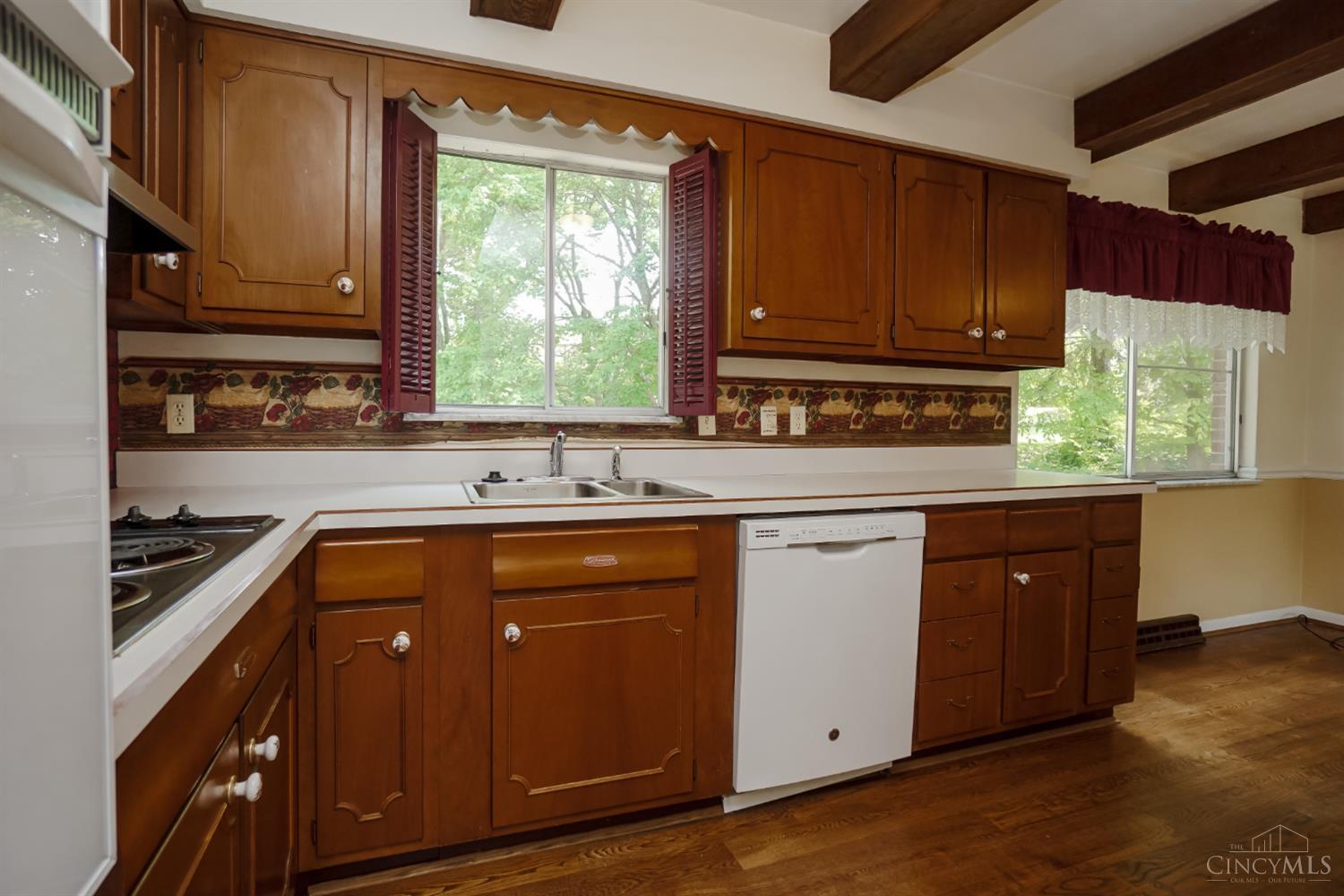5814 Lawrence Road Cincinnati, OH 45248 - Photo 9 of 33