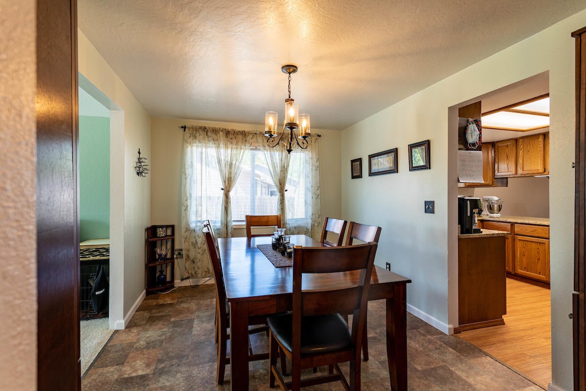 1650 Timothy Street Central Point, OR 97502 - Photo 11 of 32 11
