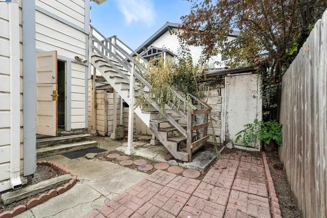 a view of a pathway with a house