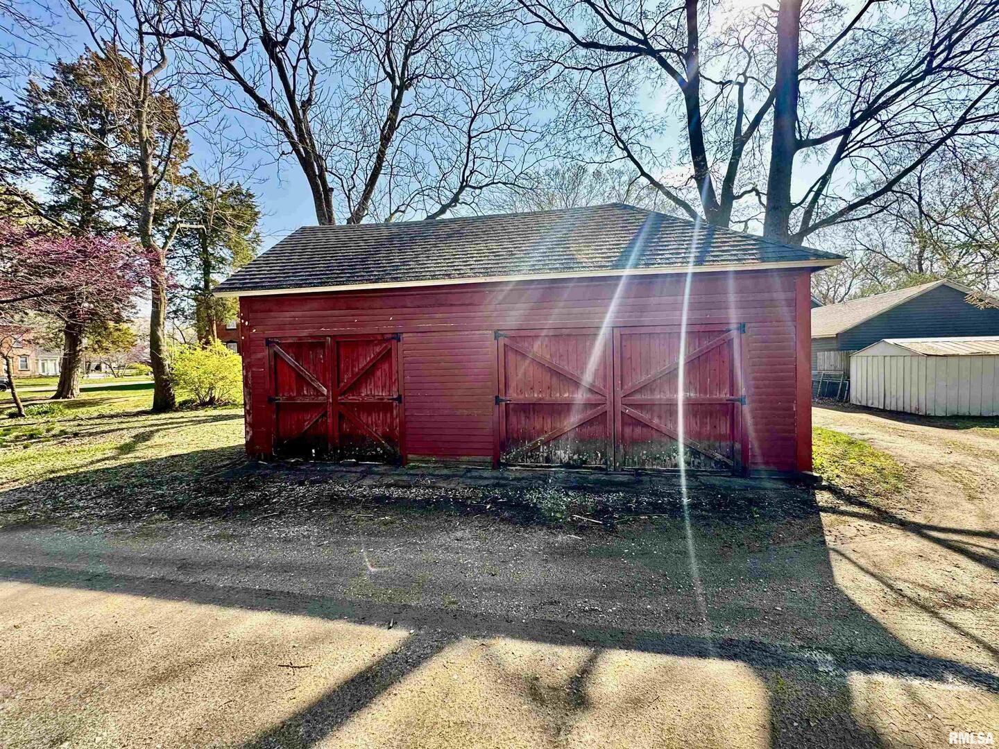 110 East Jefferson Street New Boston, IL 61272 - Photo 5 of 23 a view of backyard with tub