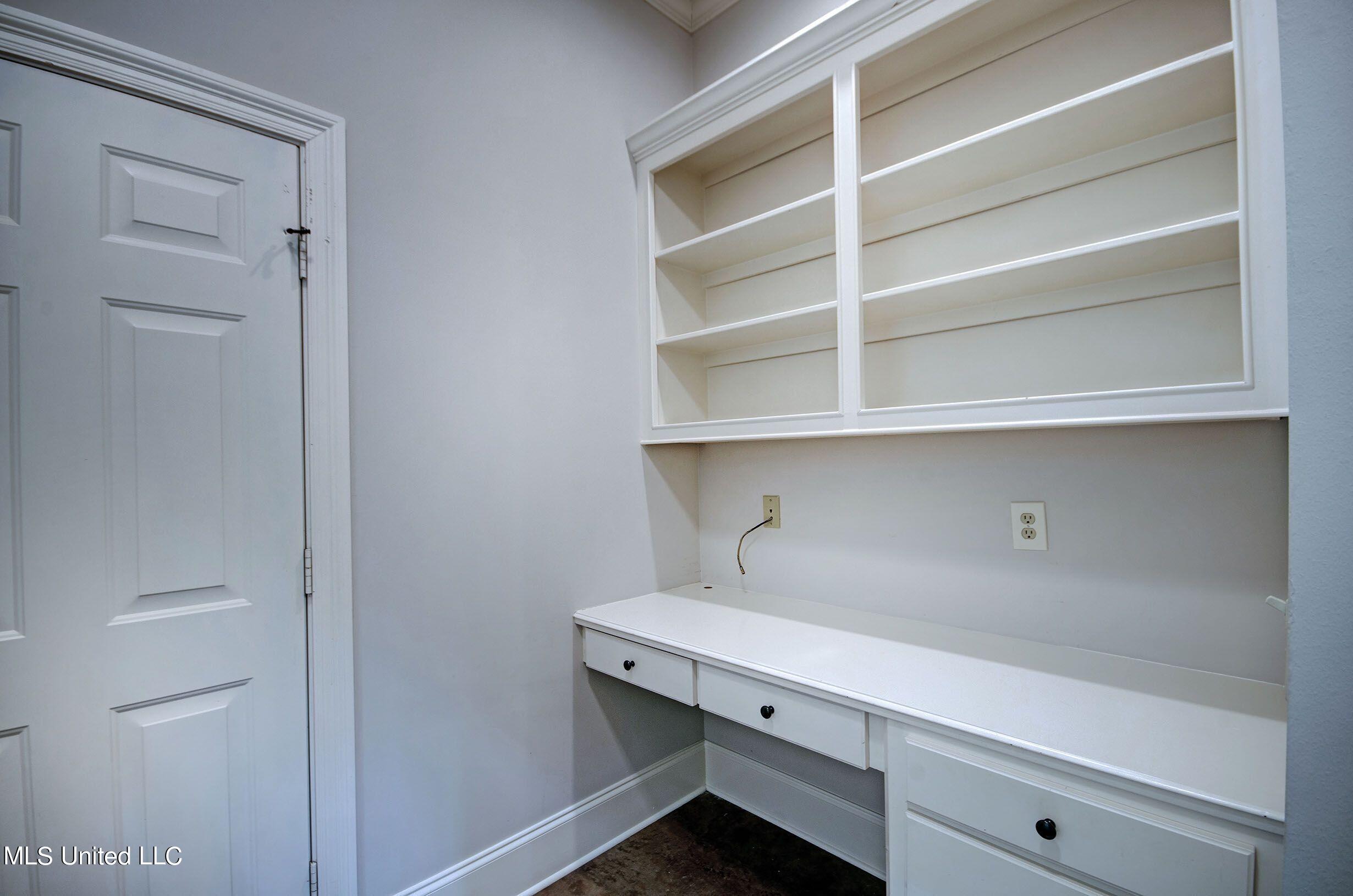 114 Harbortowne Road Ridgeland, MS 39157 - Photo 16 of 21 114 desk