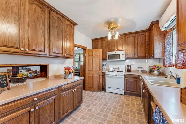 $359,900 | 13314 175th Street West, Taylor Ridge, IL 61284