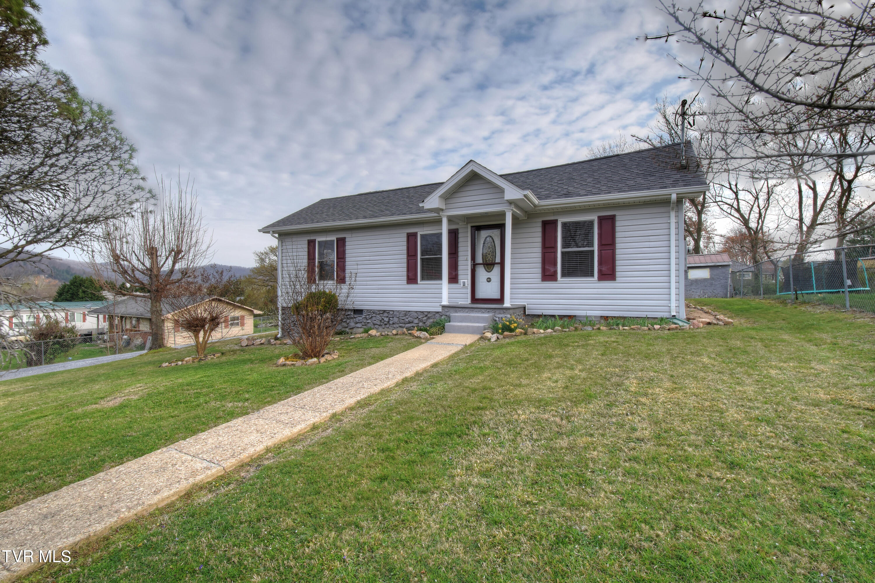 132 Madison Street Erwin, TN 37650 - Photo 3 of 33 3