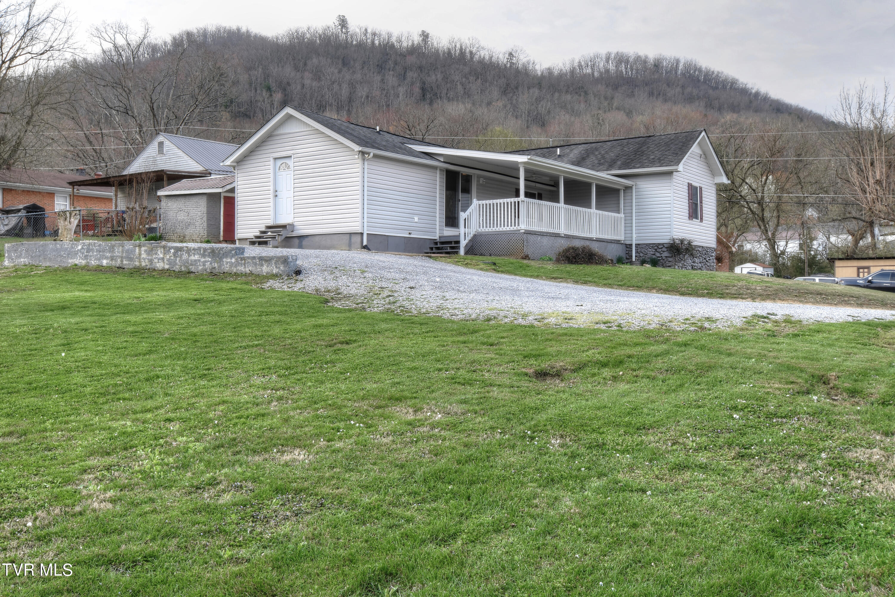 132 Madison Street Erwin, TN 37650 - Photo 31 of 33 DSC_0421_2_3_4_5_6