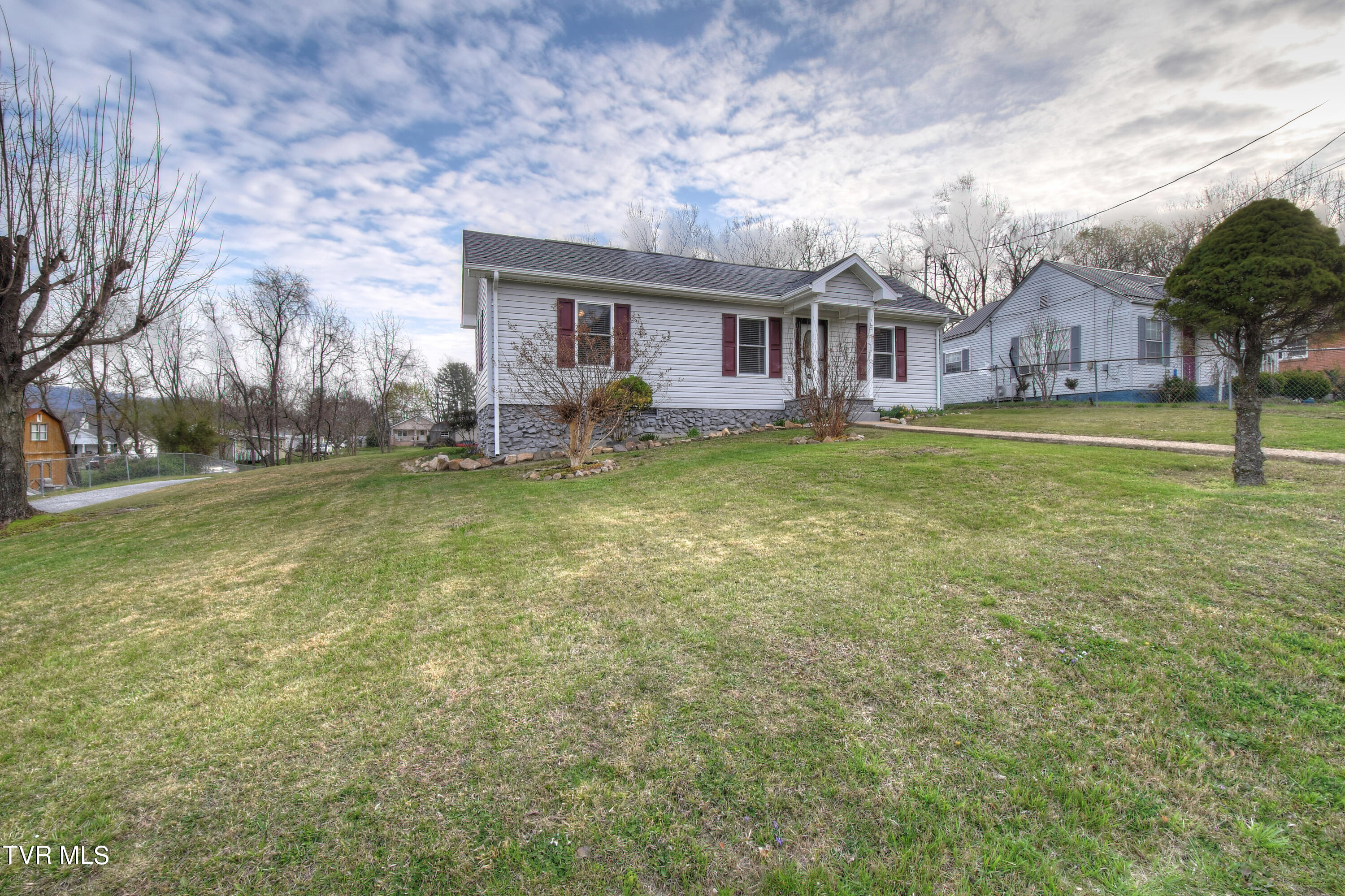 132 Madison Street Erwin, TN 37650 - Photo 4 of 33 4